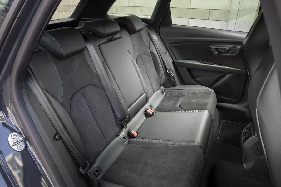 Интерьер Seat Leon Cupra R ST (5F) 2019 года  (UK) (фото 13 из 40)